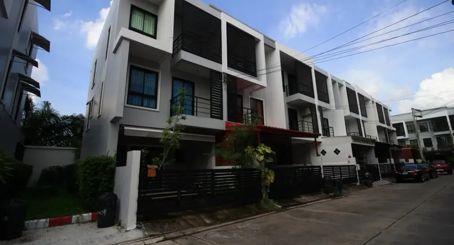 For sale 4 bedrooms townhouse in Mueang Samut Prakan, Samut Prakan