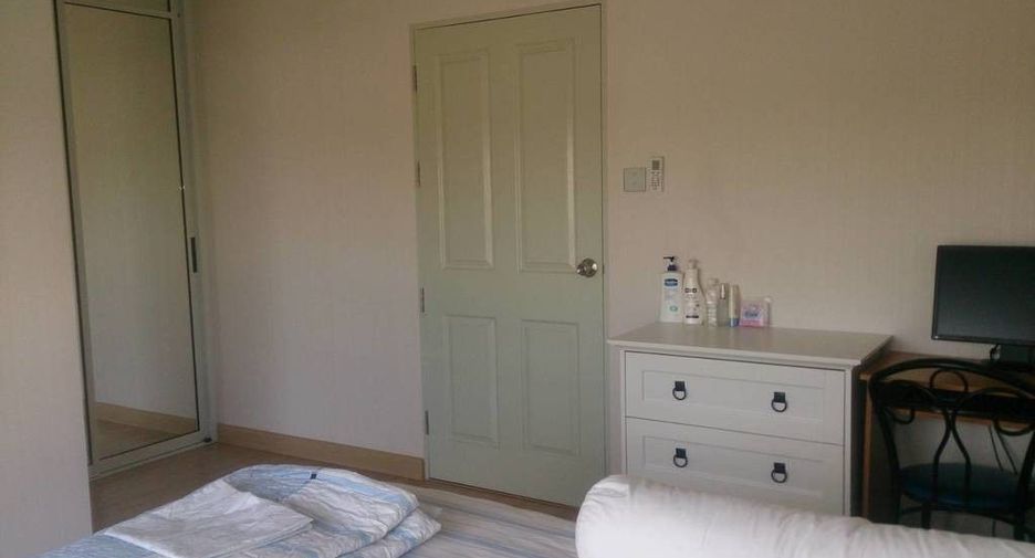 For sale 4 bedrooms townhouse in Mueang Samut Prakan, Samut Prakan