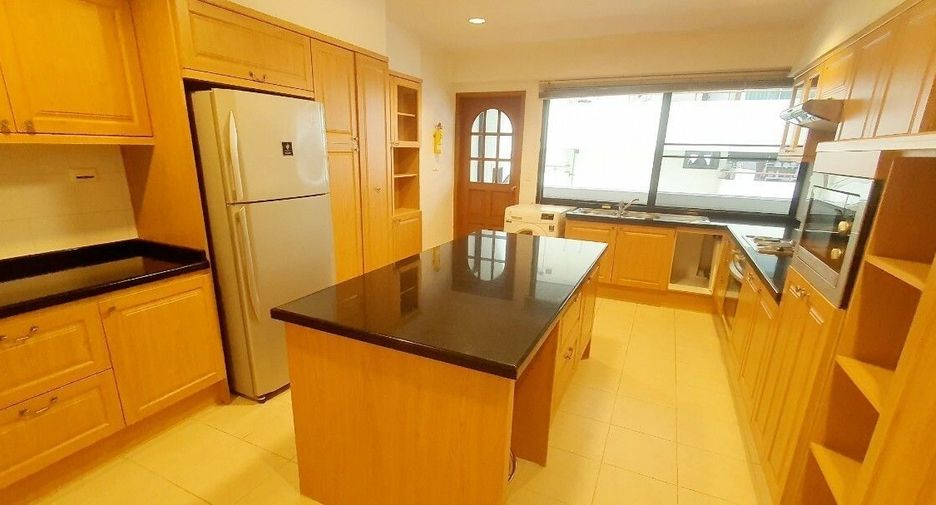 For rent 4 bedrooms condo in Watthana, Bangkok