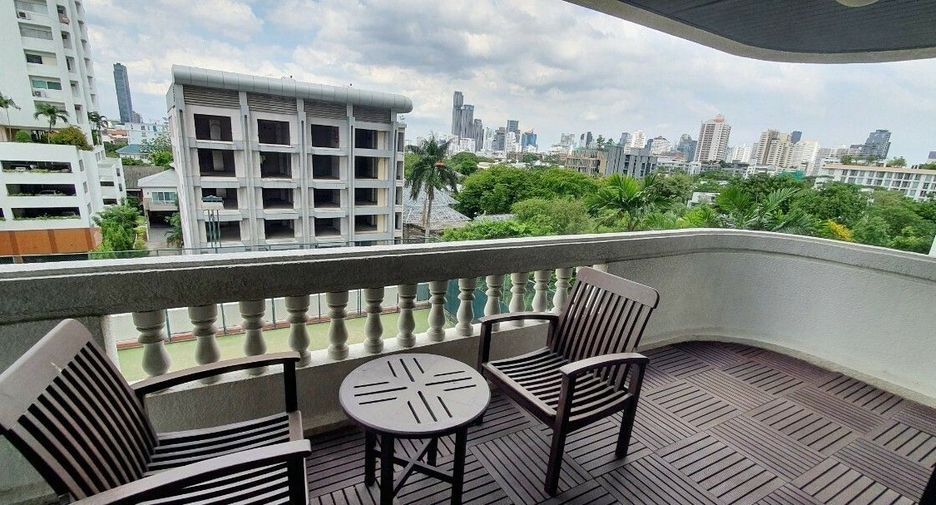 For rent 4 bedrooms condo in Watthana, Bangkok