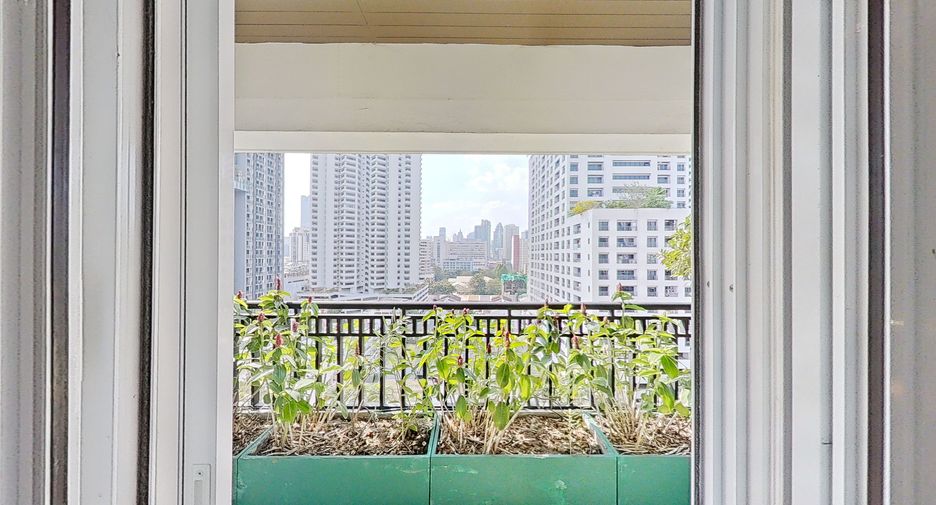 For sale 2 bedrooms condo in Watthana, Bangkok