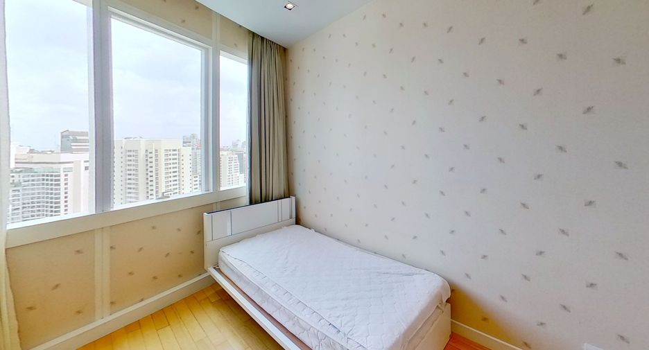 For rent 3 bedrooms condo in Khlong Toei, Bangkok