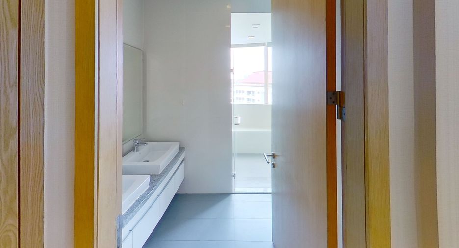 For rent 3 bedrooms condo in Khlong Toei, Bangkok