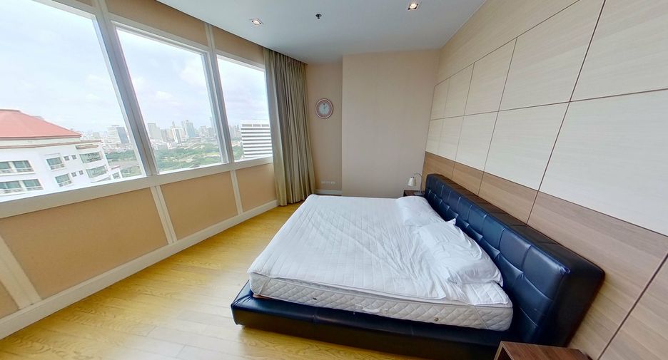 For rent 3 bedrooms condo in Khlong Toei, Bangkok
