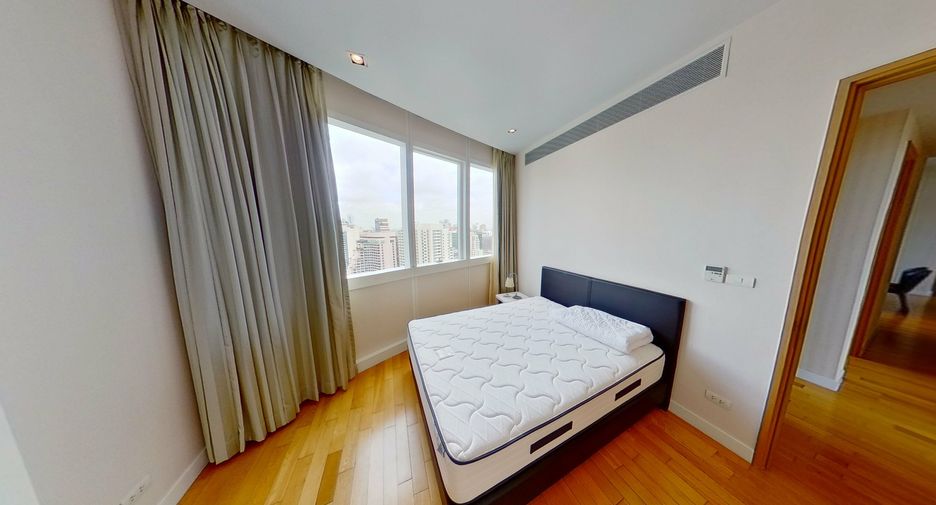 For rent 3 bedrooms condo in Khlong Toei, Bangkok