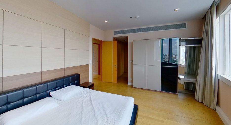 For rent 3 bedrooms condo in Khlong Toei, Bangkok