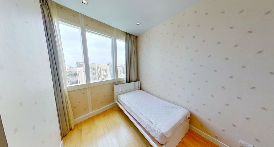 For rent 3 bedrooms condo in Khlong Toei, Bangkok