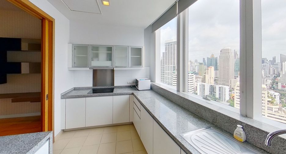 For rent 3 bedrooms condo in Khlong Toei, Bangkok