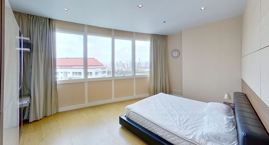 For rent 3 bedrooms condo in Khlong Toei, Bangkok