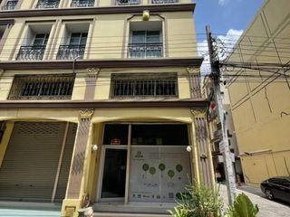 Casa adosada en venta de 4 habitaciones en Bang Na, Bangkok