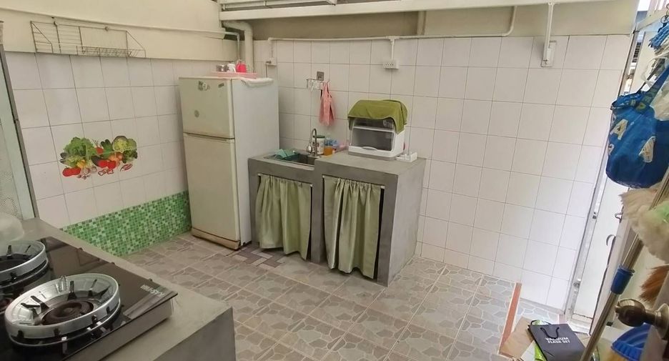 For sale 4 bedrooms townhouse in Bang Na, Bangkok