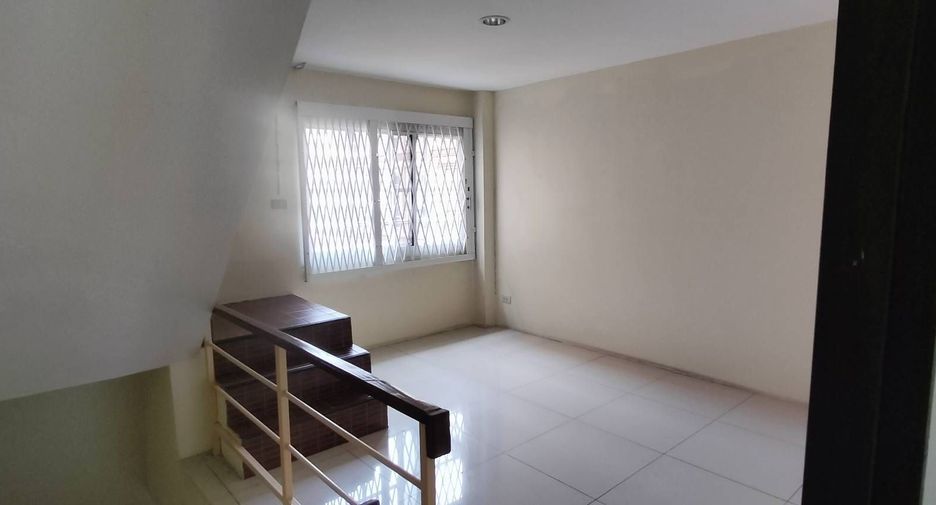 For sale 4 bedrooms townhouse in Bang Na, Bangkok