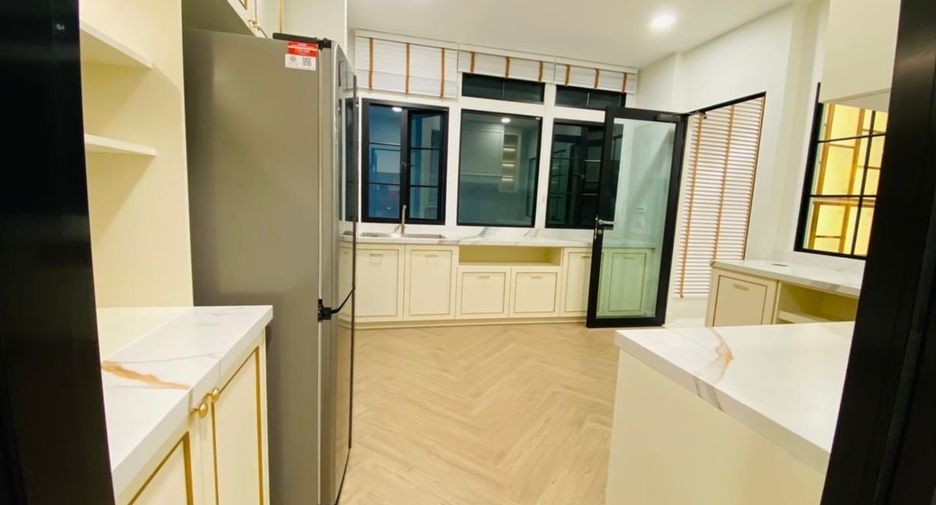 For rent 4 bedrooms house in Saphan Sung, Bangkok