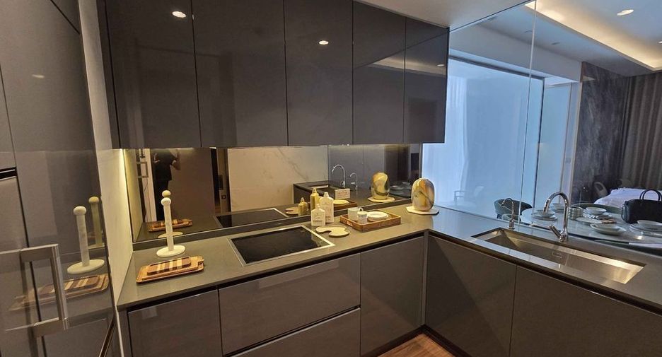 For rent 2 bedrooms condo in Khlong Toei, Bangkok