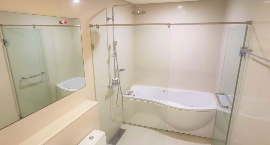For rent 4 bedrooms condo in Watthana, Bangkok