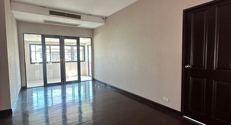 Casa en venta de 3 habitaciones en Lat Phrao, Bangkok