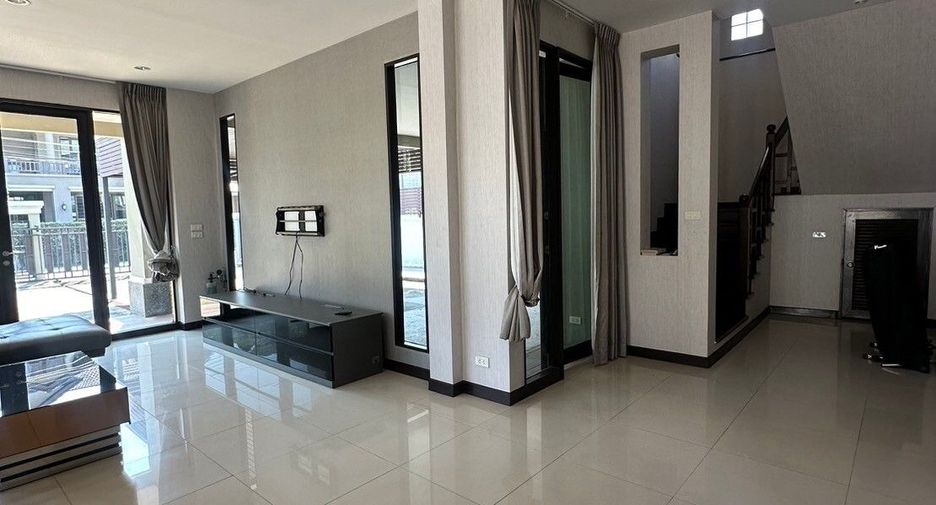 Casa en venta de 3 habitaciones en Lat Phrao, Bangkok
