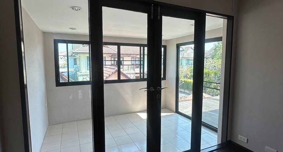 Casa en venta de 3 habitaciones en Lat Phrao, Bangkok