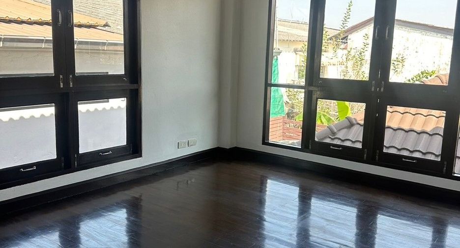 Casa en venta de 3 habitaciones en Lat Phrao, Bangkok