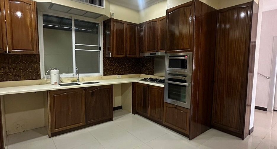 Casa en venta de 3 habitaciones en Lat Phrao, Bangkok