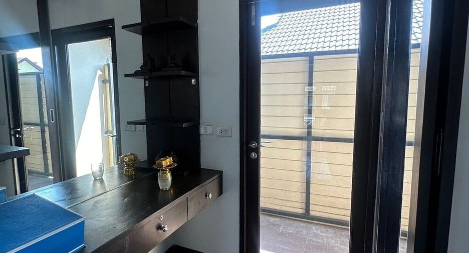 Casa en venta de 3 habitaciones en Lat Phrao, Bangkok