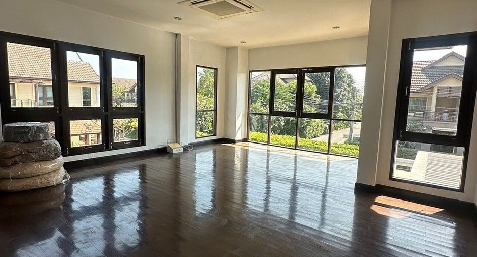 Casa en venta de 3 habitaciones en Lat Phrao, Bangkok