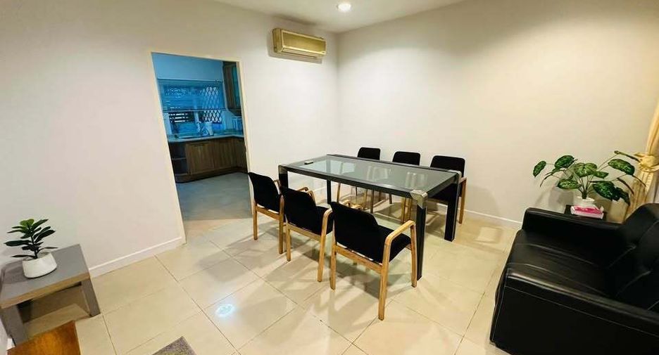 For rent 5 bedrooms townhouse in Watthana, Bangkok