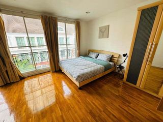 Casa adosada en alquiler de 5 habitaciones en Watthana, Bangkok
