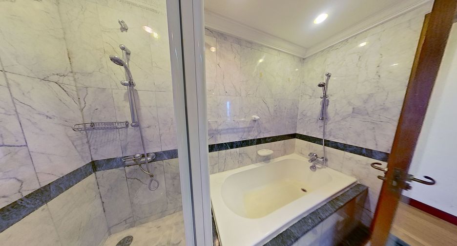 For sale 3 bedrooms condo in Pathum Wan, Bangkok