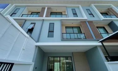 For sale 4 bedrooms townhouse in Bang Phli, Samut Prakan