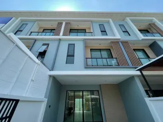 For sale 4 bedrooms townhouse in Bang Phli, Samut Prakan