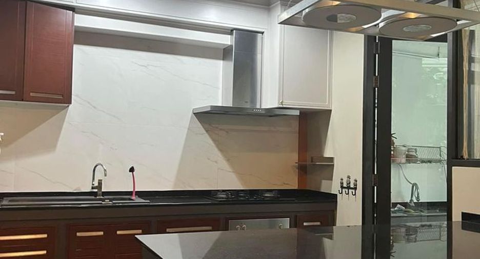 For rent 3 bedrooms townhouse in Phaya Thai, Bangkok
