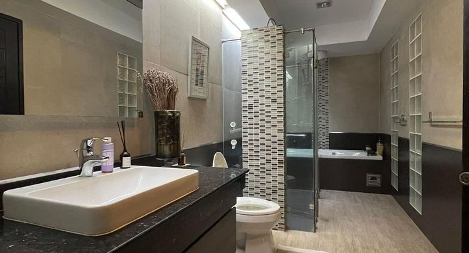 For rent 3 bedrooms townhouse in Phaya Thai, Bangkok