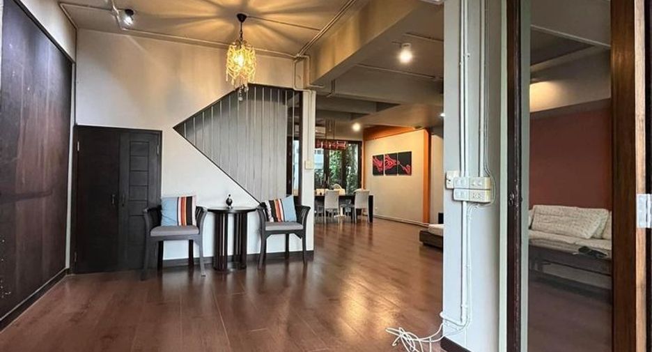For rent 3 bedrooms townhouse in Phaya Thai, Bangkok