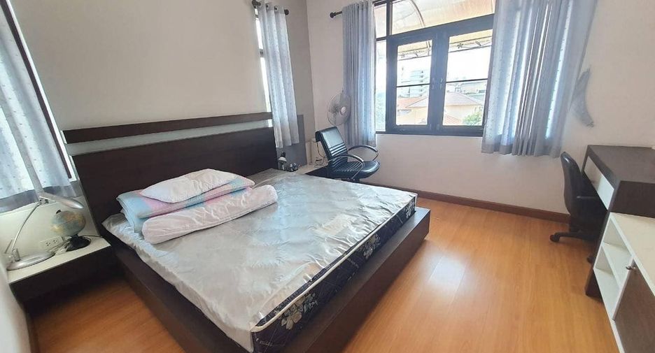 À vendre 5 chambres maison à Huai Khwang, Bangkok