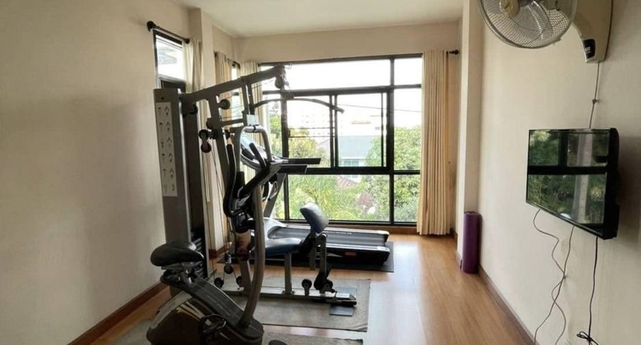 À vendre 5 chambres maison à Huai Khwang, Bangkok