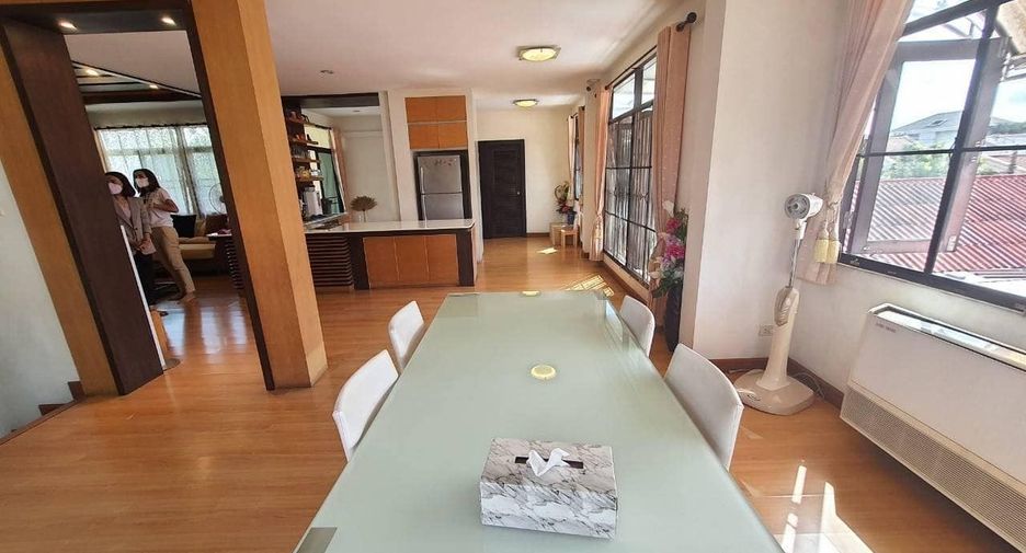 À vendre 5 chambres maison à Huai Khwang, Bangkok