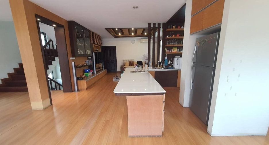 À vendre 5 chambres maison à Huai Khwang, Bangkok