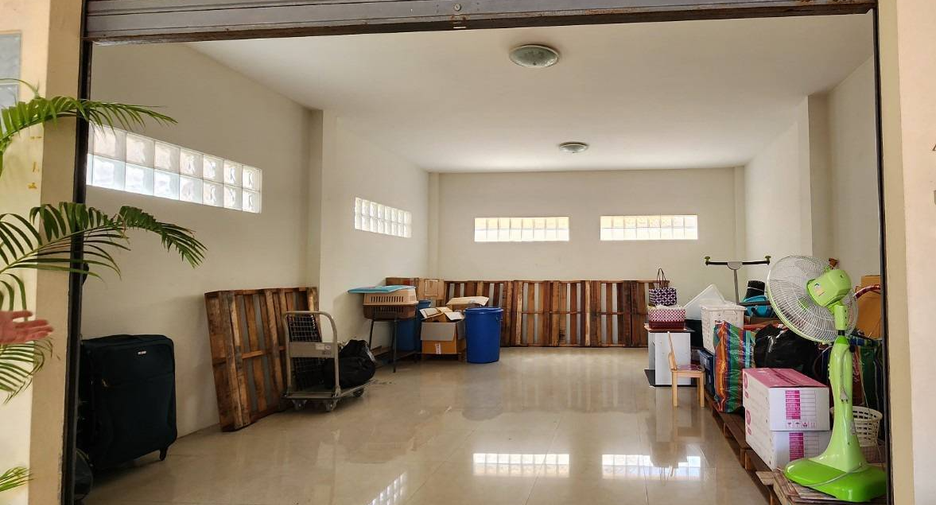 À vendre 5 chambres maison à Huai Khwang, Bangkok