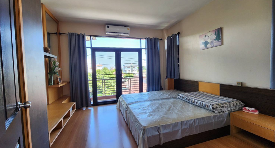 À vendre 5 chambres maison à Huai Khwang, Bangkok