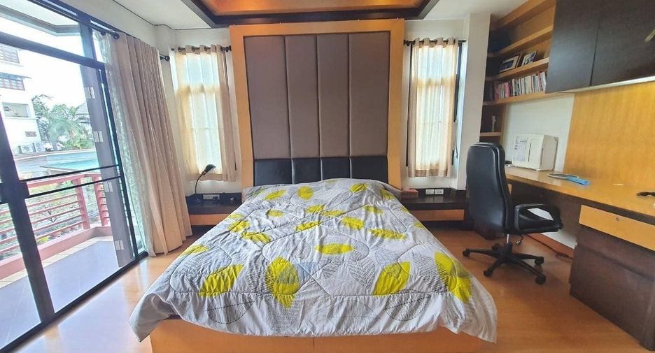 À vendre 5 chambres maison à Huai Khwang, Bangkok