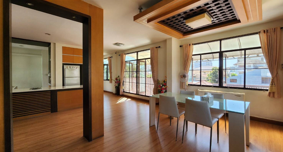 À vendre 5 chambres maison à Huai Khwang, Bangkok