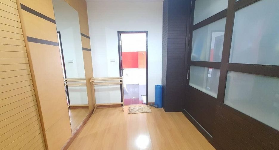 À vendre 5 chambres maison à Huai Khwang, Bangkok