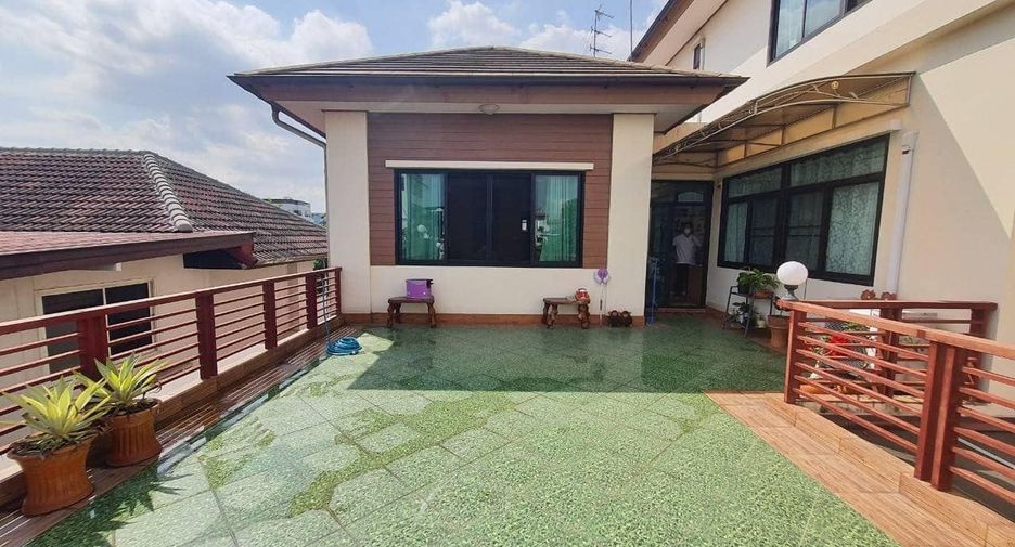À vendre 5 chambres maison à Huai Khwang, Bangkok