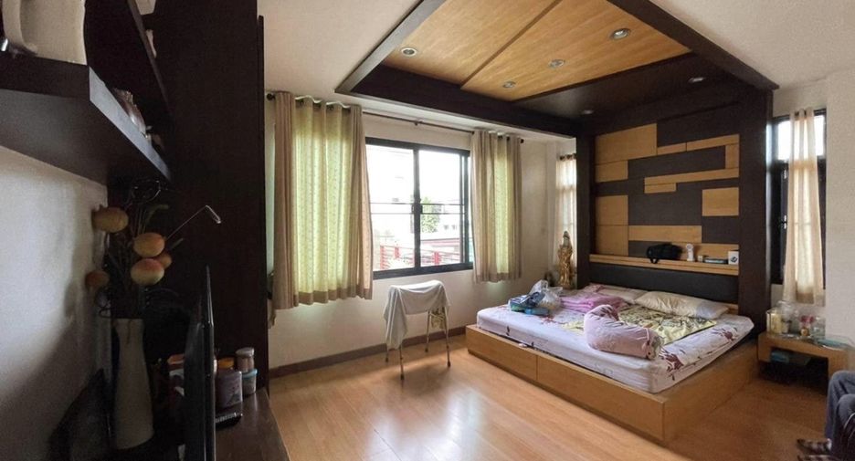 À vendre 5 chambres maison à Huai Khwang, Bangkok