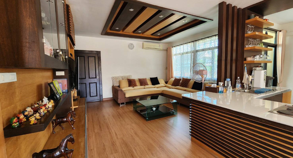 À vendre 5 chambres maison à Huai Khwang, Bangkok