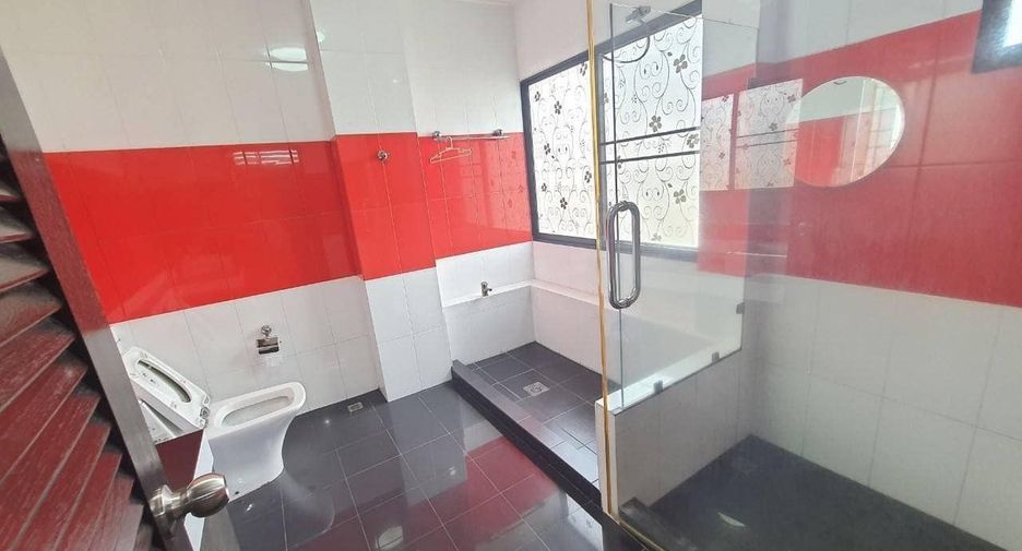 À vendre 5 chambres maison à Huai Khwang, Bangkok