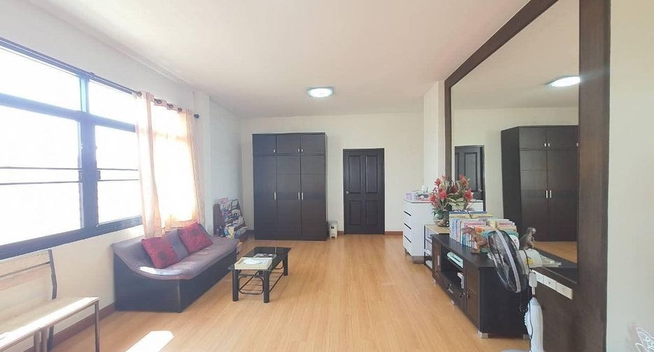 À vendre 5 chambres maison à Huai Khwang, Bangkok