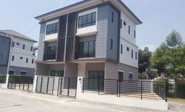 Casa adosada en venta de 3 habitaciones en Wang Thonglang, Bangkok