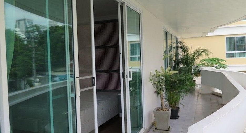 For rent 2 bedrooms apartment in Watthana, Bangkok